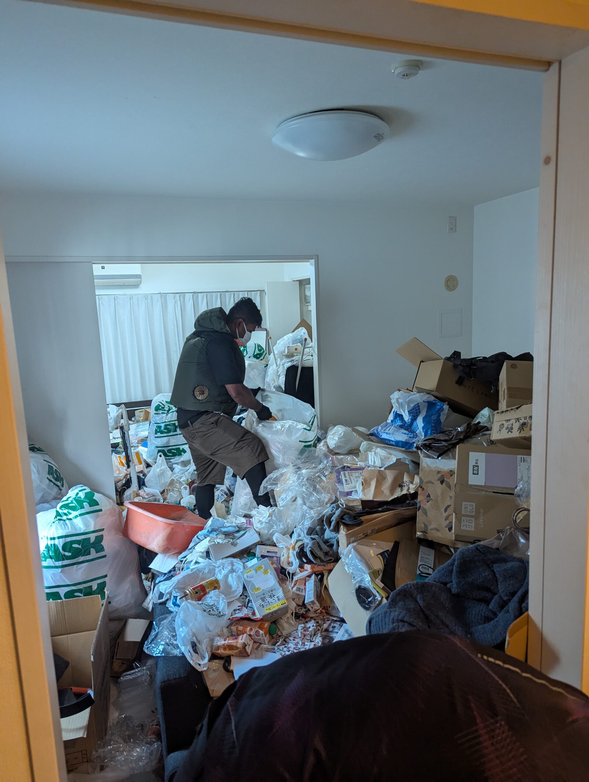ゴミ屋敷片付け作業中